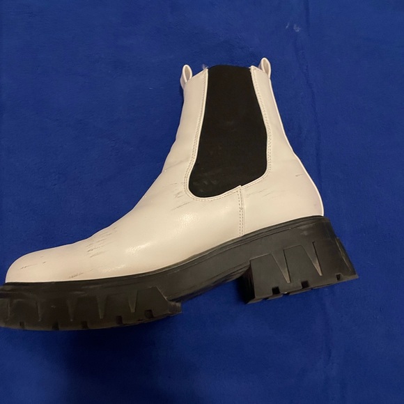 Forever 21 White Chelsea Boots!! Size 8 - Picture 5 of 7